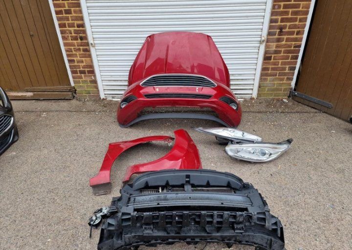 Kit for for Ford Fiesta Mk7 :Front bumper and two headlights, ideally in Race Red, side panels