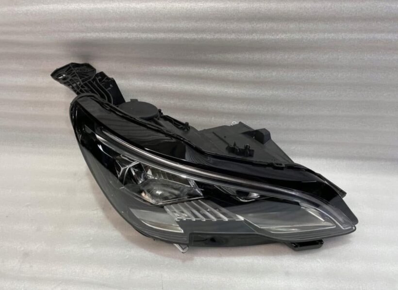 Peugeot 3008 headlight - view 1