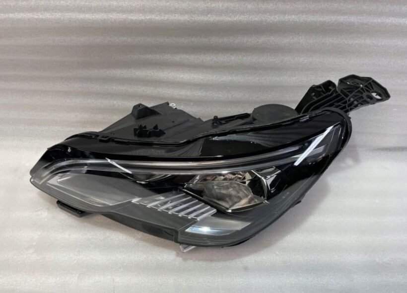 Peugeot 3008 headlight - view 2