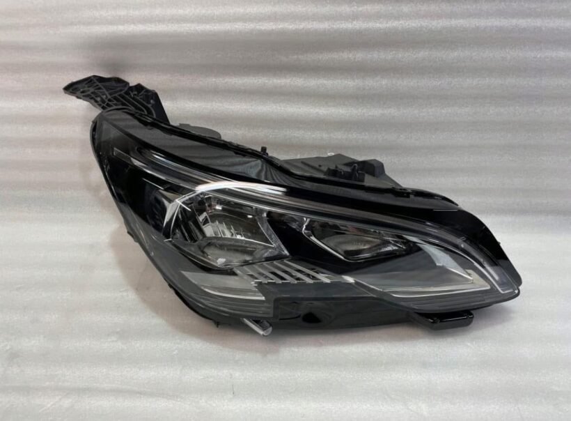 Peugeot 3008 headlight - view 3