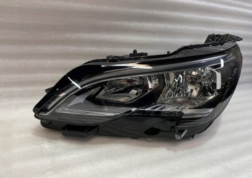 Peugeot 3008 headlight - view 4