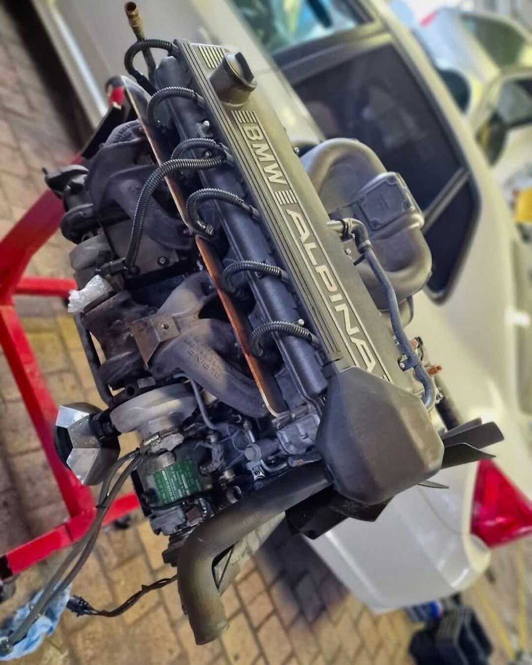 ALPINA B10 3.0 BiTurbo engine - view 2