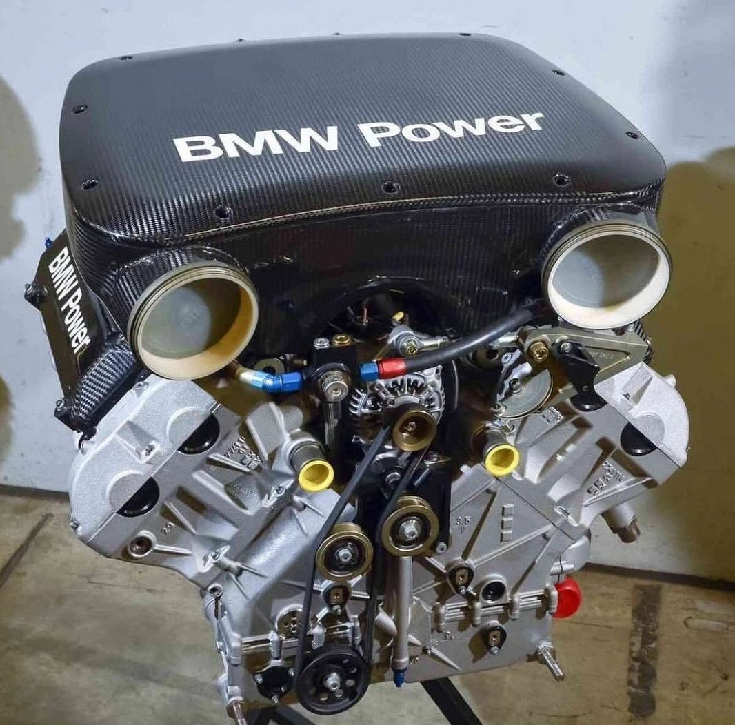 BMW P60B40 Legendary V8 Engine - view 4