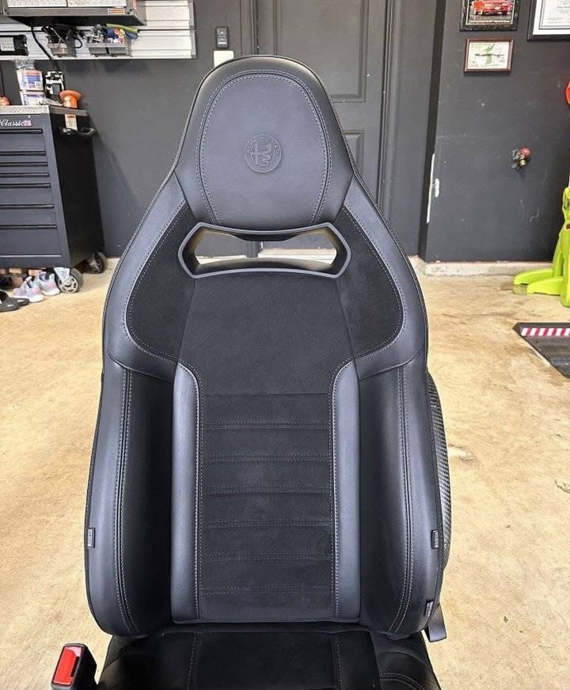 Alfa Romeo carbon seats - view 3