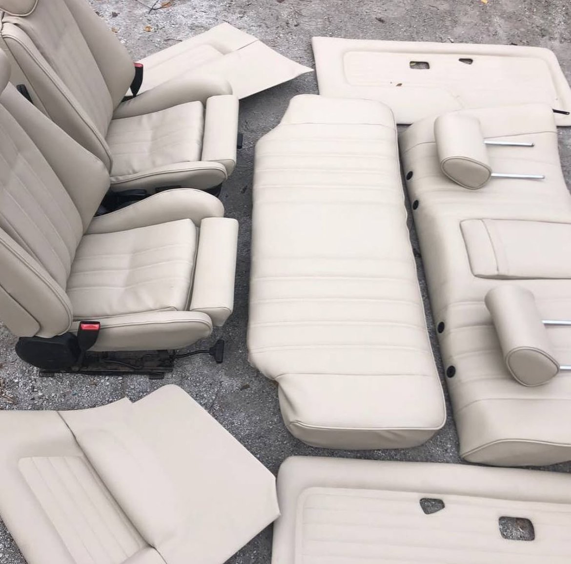 BEIGE INTERIOR BMW E30 COUPE - view 4