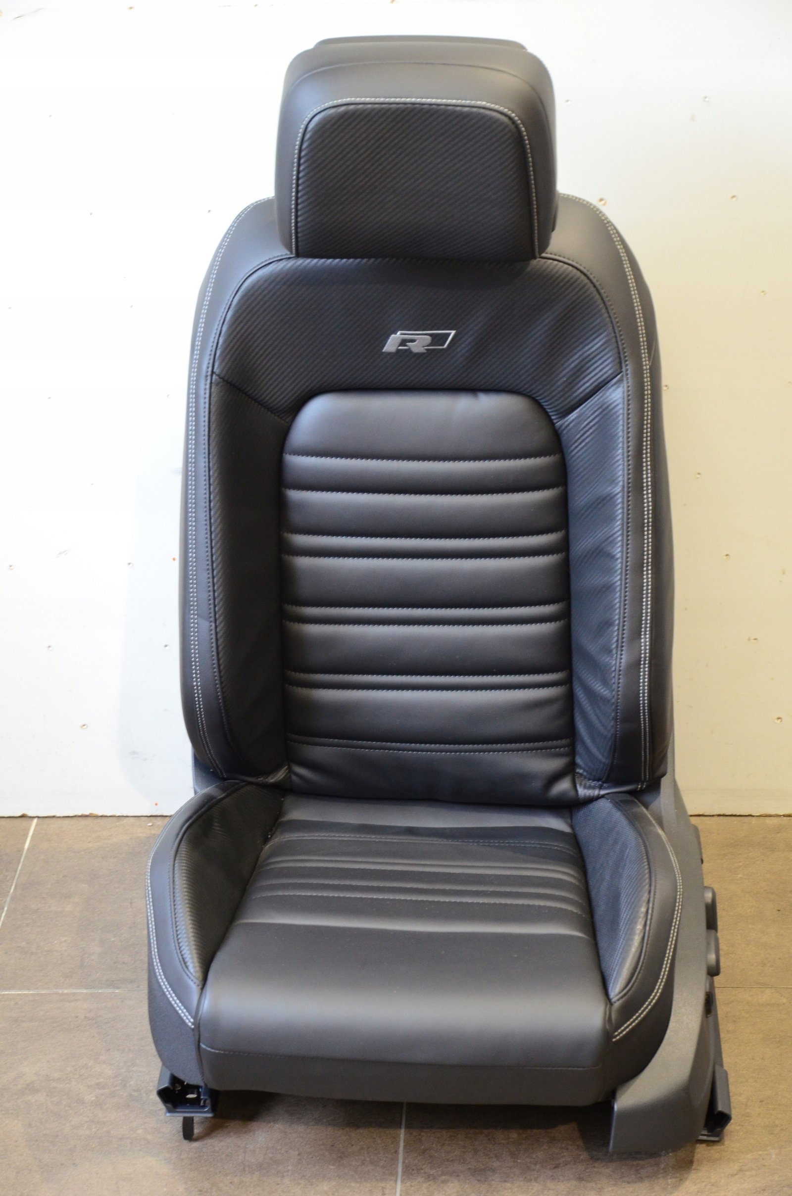 Interior VW PASSAT B8 LIFT R-LINE 2018 NEW CARBON BLACK LEATHER - view 11