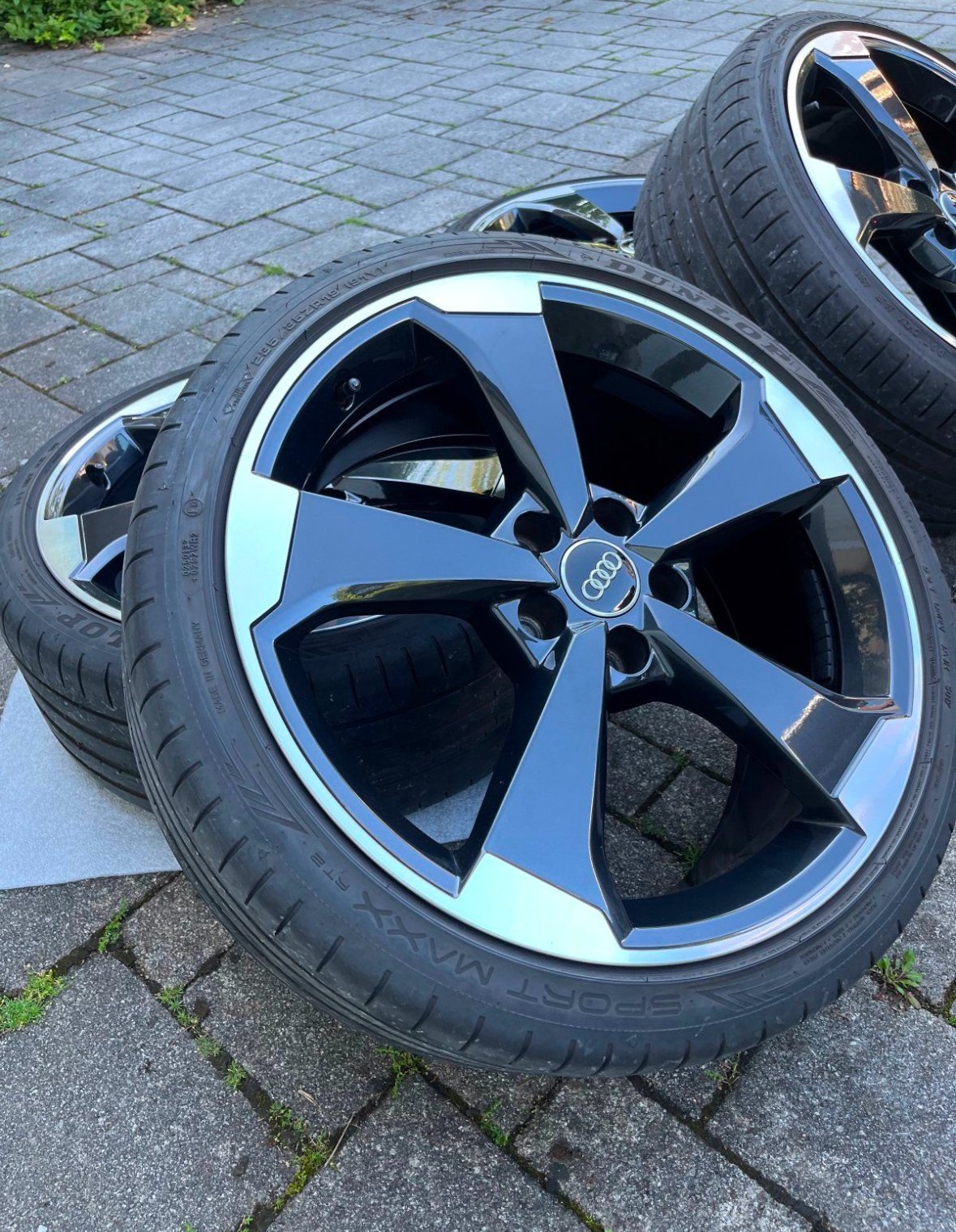 original Audi 19 inch rims RS3 8V summer tires summer wheels 5-spoke design Rotor II black 2x 8.5J x 19 inch with ET 53 (front) 2x 8J x 19 inch with ET 49 (rear) Premium tires: 4x Dunlop Sport Maax RT2 in 235/35/19 91Y Profile: 2x 7mm and 2x 5mm all  - view 2