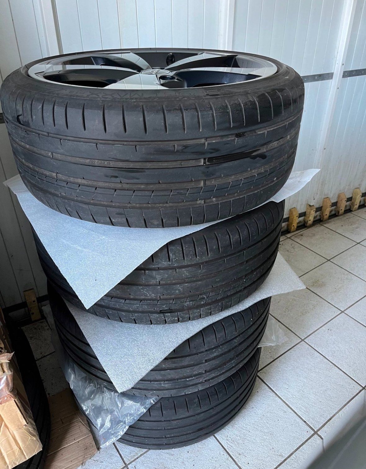 original Audi 19 inch rims RS3 8V summer tires summer wheels 5-spoke design Rotor II black 2x 8.5J x 19 inch with ET 53 (front) 2x 8J x 19 inch with ET 49 (rear) Premium tires: 4x Dunlop Sport Maax RT2 in 235/35/19 91Y Profile: 2x 7mm and 2x 5mm all  - view 4