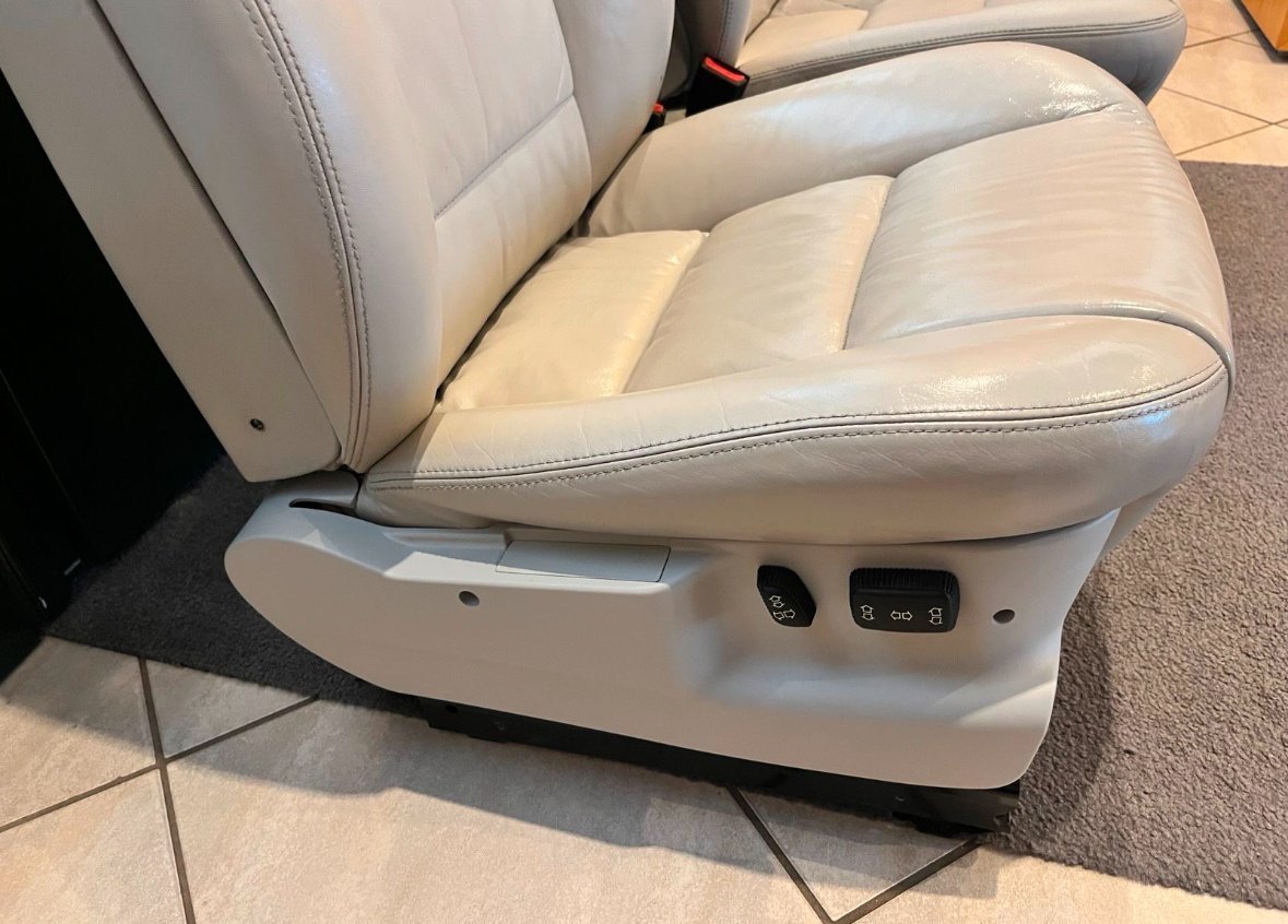BMW E32/E34 Front Leather Seats - view 4