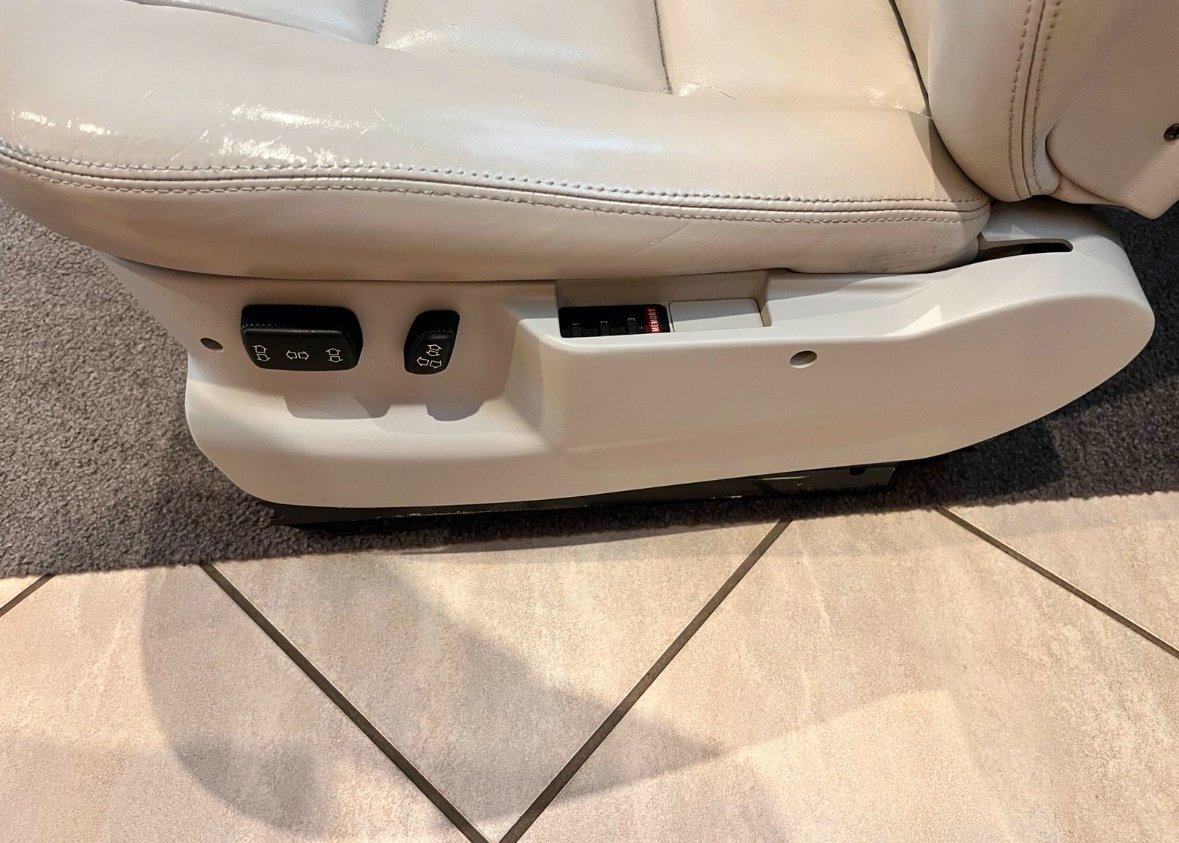 BMW E32/E34 Front Leather Seats - view 5