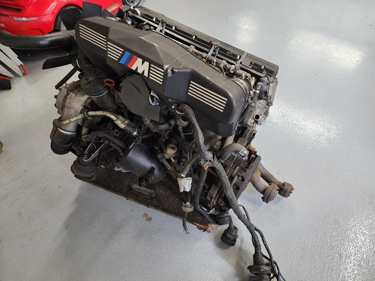 BMW Motorsport M5 E34 Engine S38B36 - view 10
