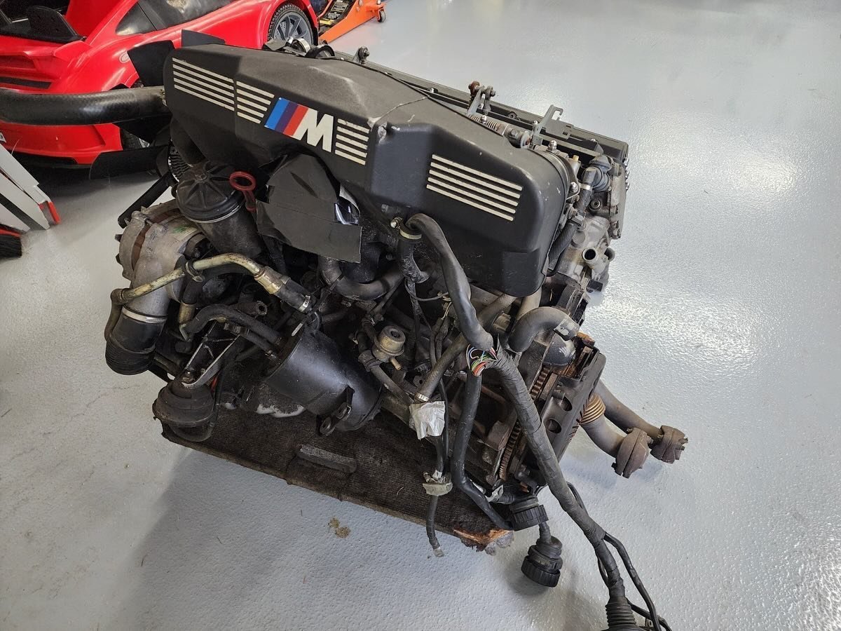BMW Motorsport M5 E34 Engine S38B36 - view 9