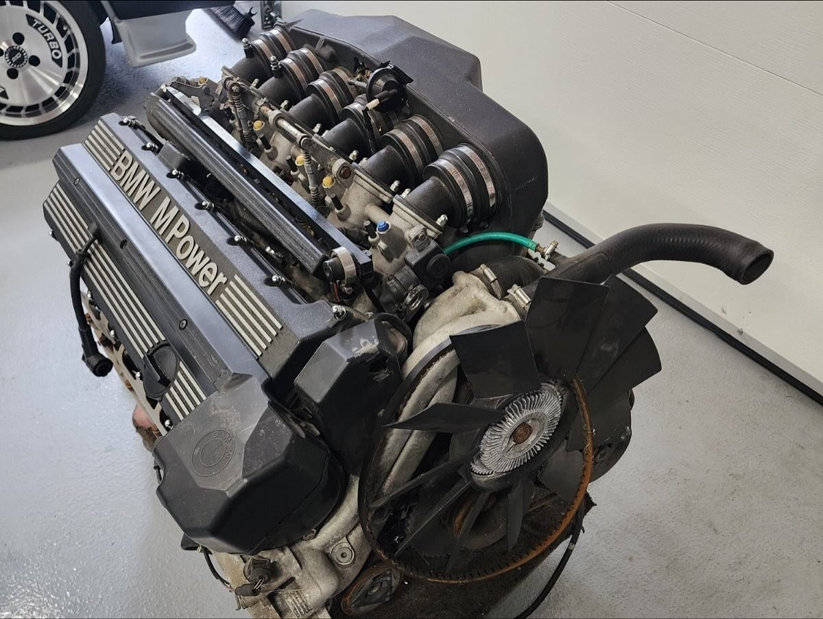 BMW Motorsport M5 E34 Engine S38B36 - view 14