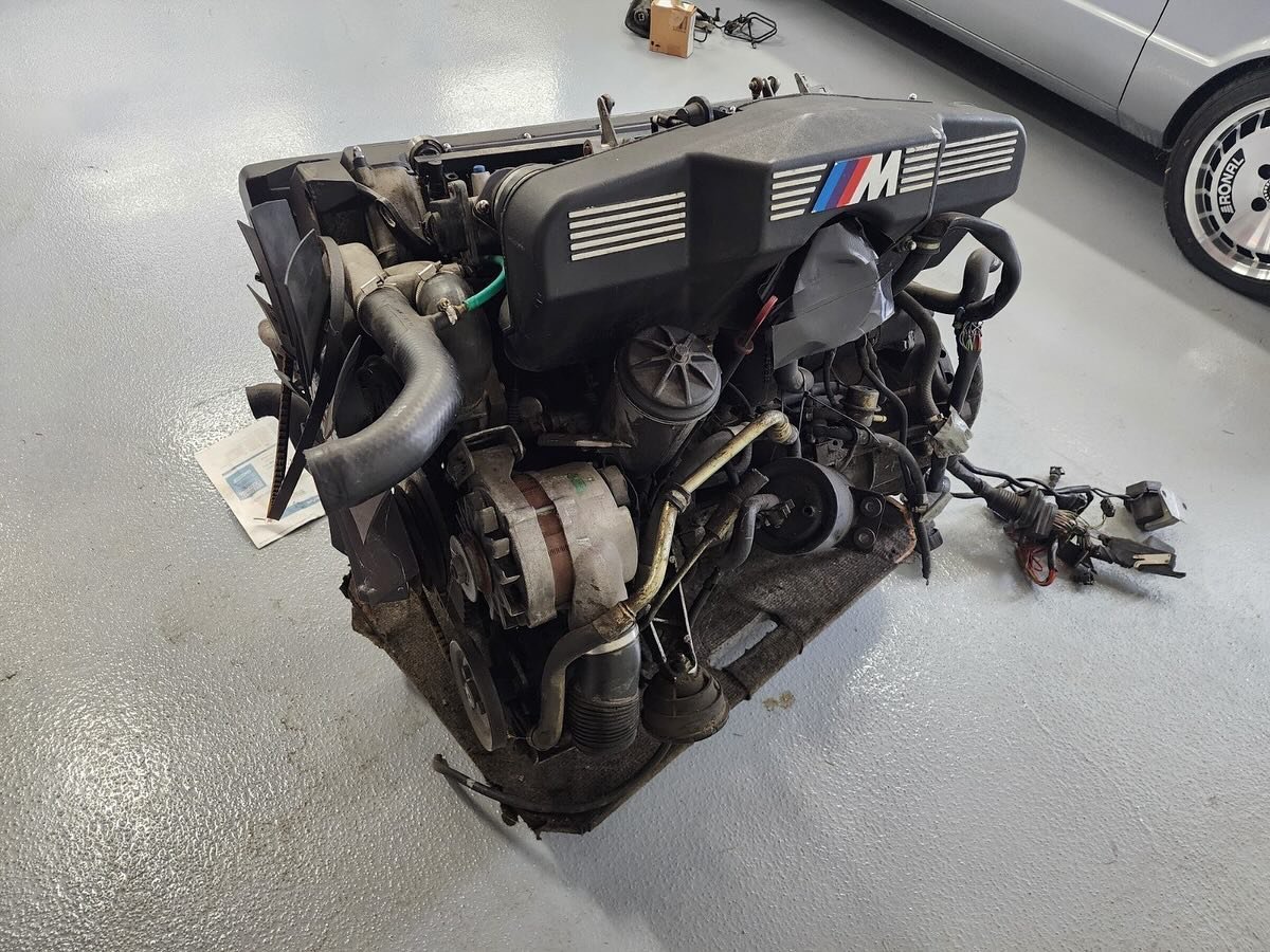 BMW Motorsport M5 E34 Engine S38B36 - view 12