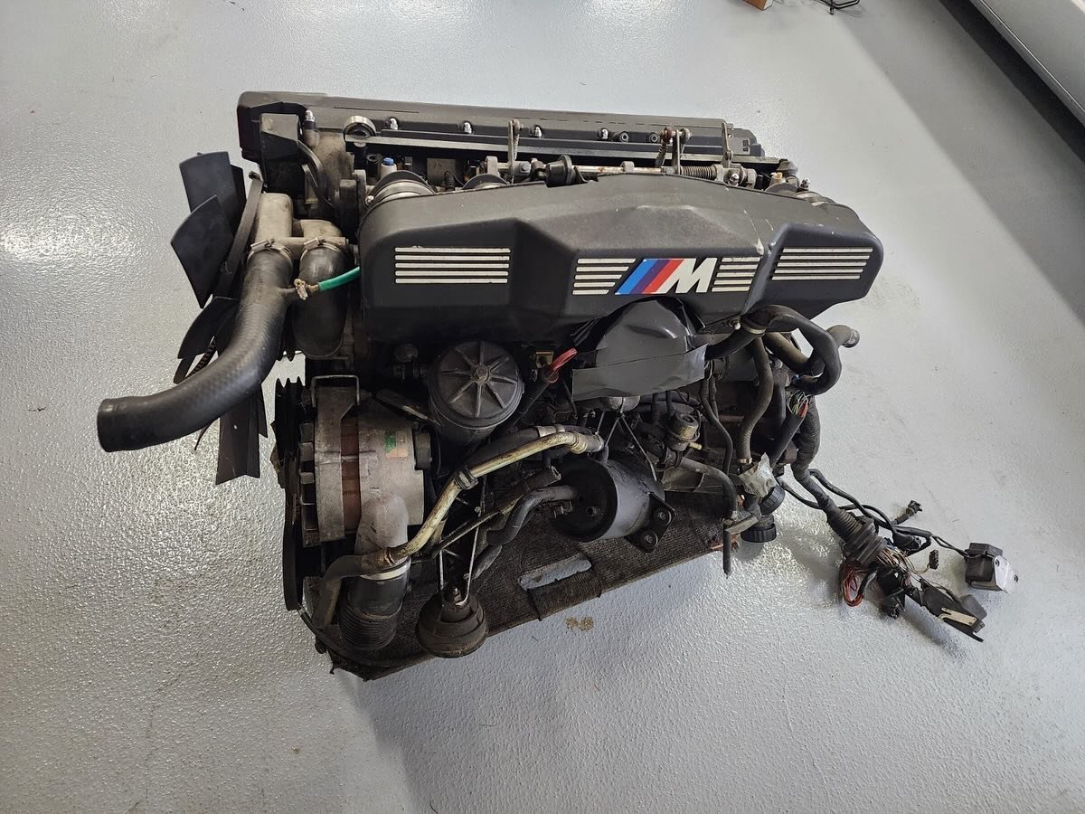 BMW Motorsport M5 E34 Engine S38B36 - view 11